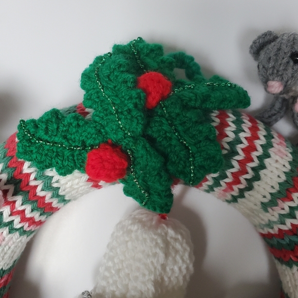 ✨️HOST PICK✨ Handcrafted Knitted Christmas Wreath Mice Pinecones Holly and Bell - Picture 8 of 11